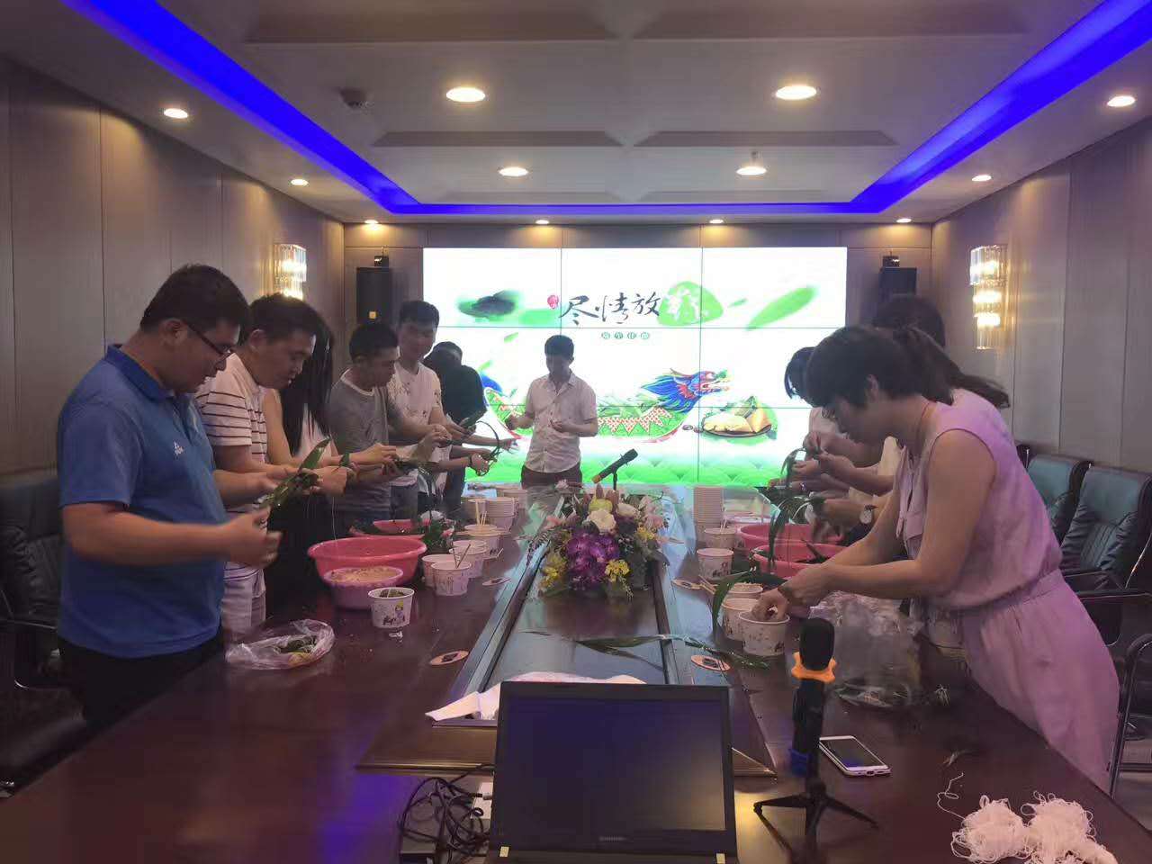 万向注册举办包粽子大赛迎接端午佳节